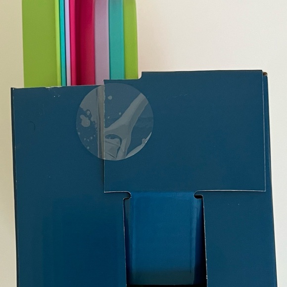 24-Piece
Colorful Kids' Dinnerware Set New in box - Picture 9 of 11